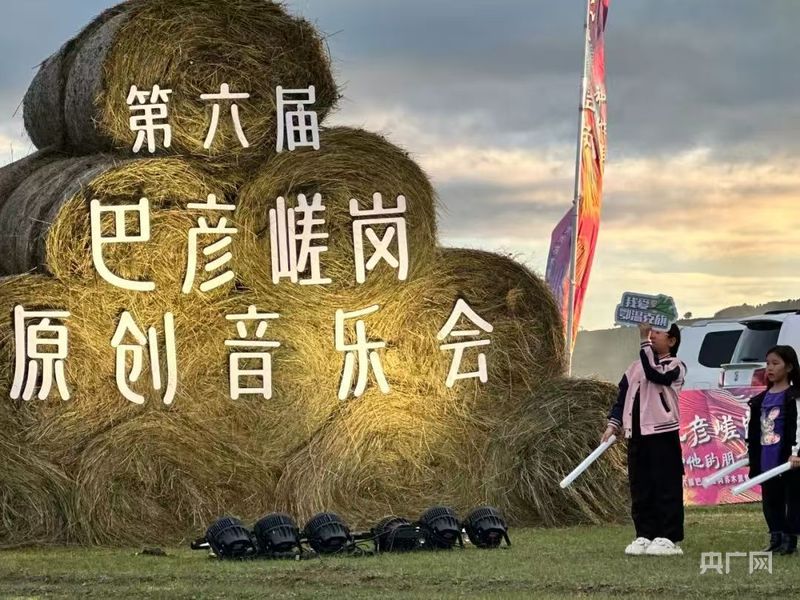 乡村振兴看内蒙古 新时代草原牧民放牧的马鞭换成了远程遥控器
