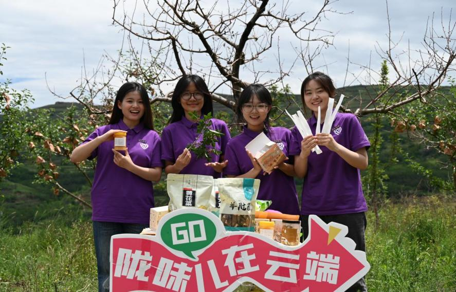 花椒地里唱山歌带货直播 “青春”助农出镜又出彩(图1)