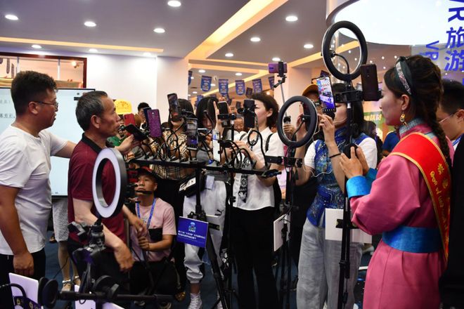 四子王旗举办“天梦草原”公共品牌发布会暨首届农旅牧电商直播节(图2)