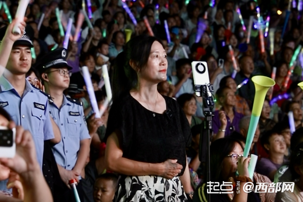 “村晚”热起来、直播火起来 宁陕直播间带您解锁乡村新玩法(图4)