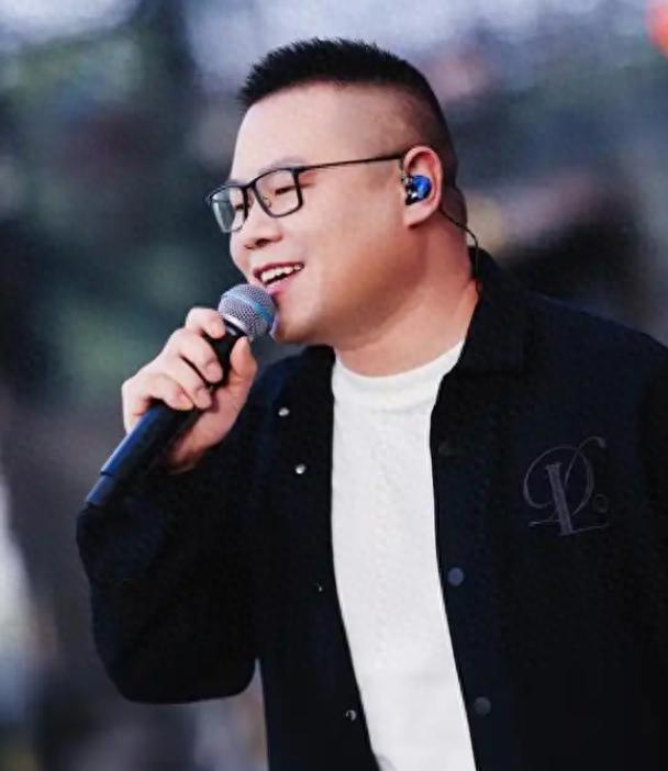 44岁小沈阳没想到曾被骂长相丑的女儿沈佳润已开始为他争光了(图1)