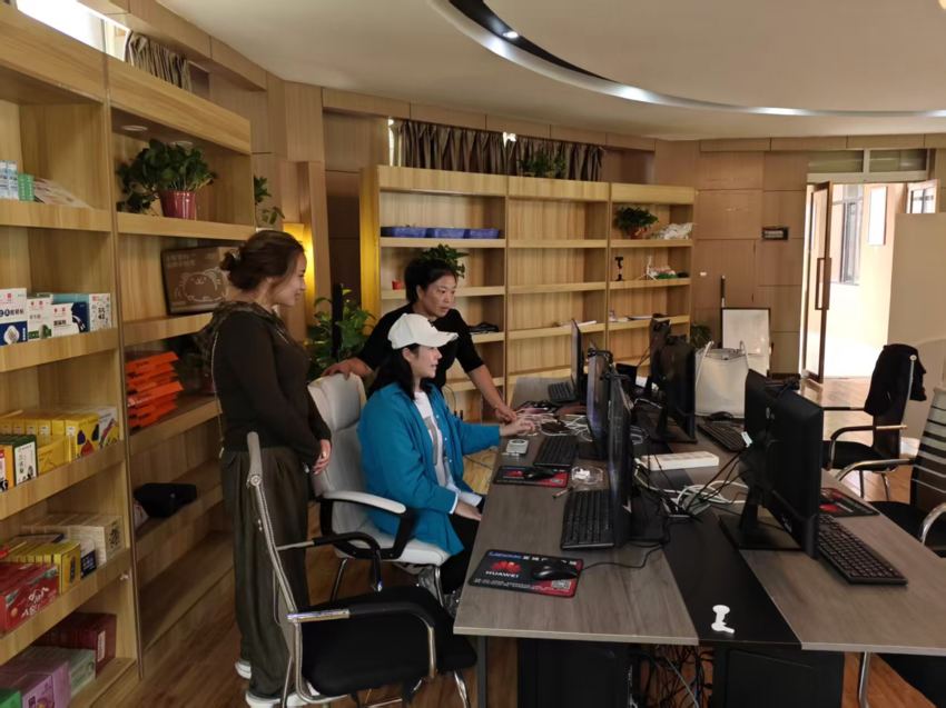 尹集乡：村干部“充电”电商直播 为乡村振兴注入“数字动能”(图1)