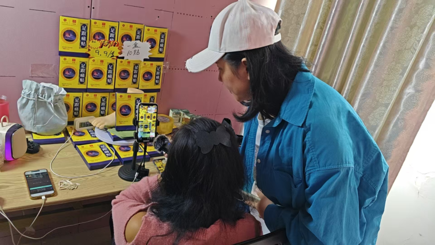 尹集乡：村干部“充电”电商直播 为乡村振兴注入“数字动能”(图2)