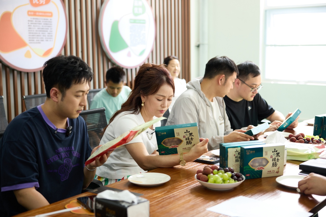 组织“公益试吃官”下乡 阿里公益携手李佳琦直播间为新农货提质(图2)