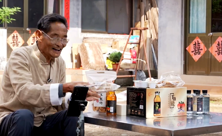 国庆里“说”丰年丨20万斤苹果不愁卖！12年前《乡村里的中国》那个小山村找到了互联网新“土地”(图1)