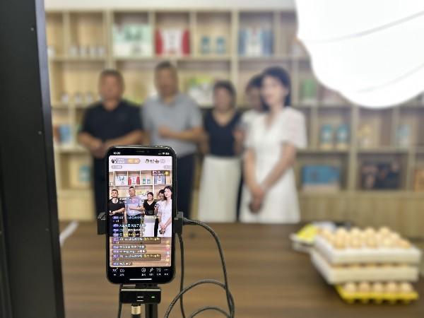 息县：国庆假 电商忙 “播”出乡村振兴新篇章(图2)