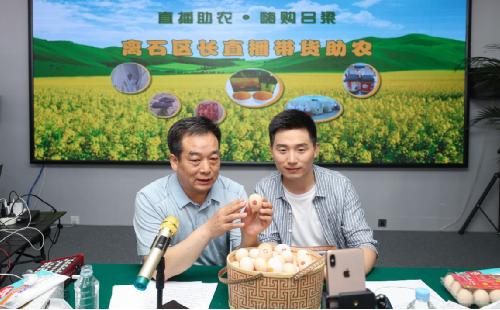 【奋进强国路 阔步新征程】电商直播赋能乡村 麦盖提县农产品搭上“数字快车”(图1)