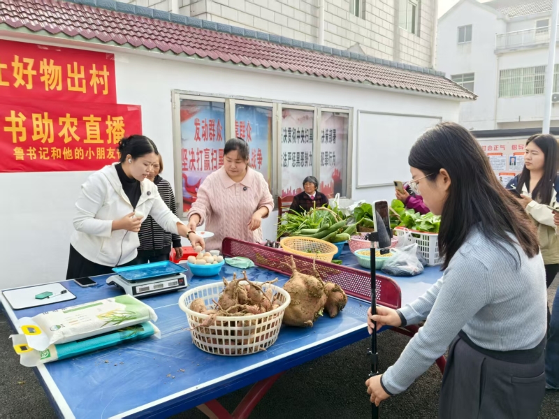 马鞍山市博望区新市镇：“田间鲜”借“云端火” 直播助农让百姓笑开颜(图1)