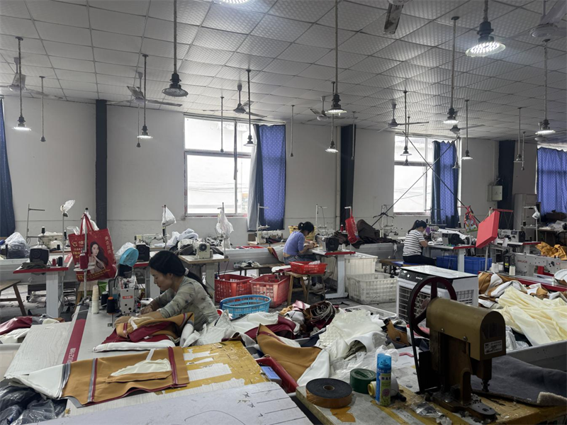 车间建到村里头 致富路在脚下走(图1)