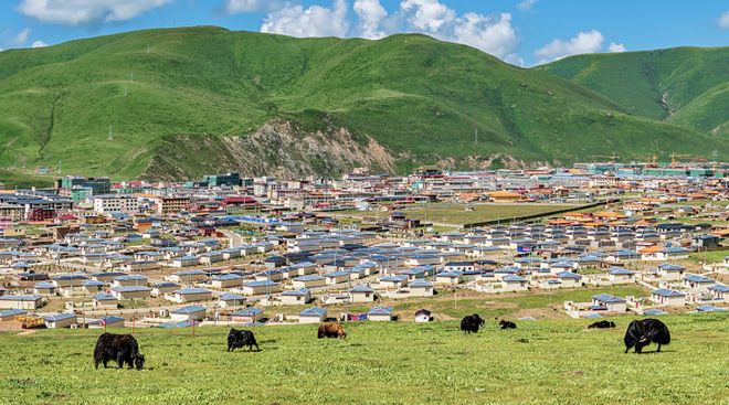 金马腾飞耀高原——色达县建县70周年记(图2)