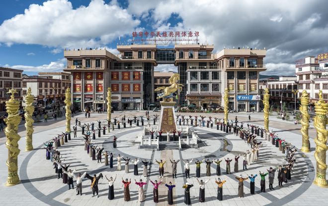 金马腾飞耀高原——色达县建县70周年记(图7)