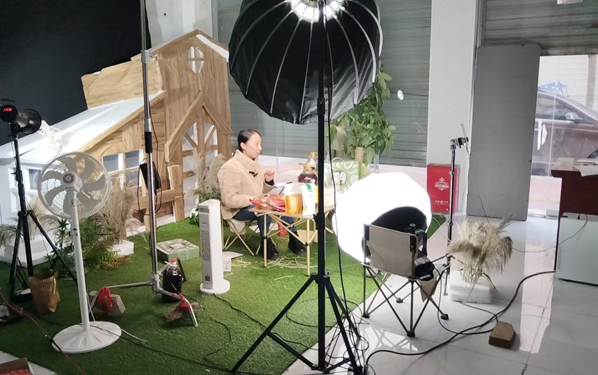 普定县玉秀街道：直播带货进社区 “小”镜头带动“大”就业(图2)