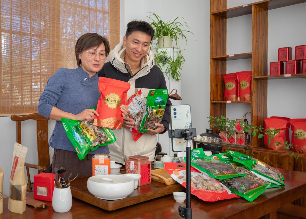 安徽祁门：直播带货掀热潮 红茶干货香“云端”(图1)