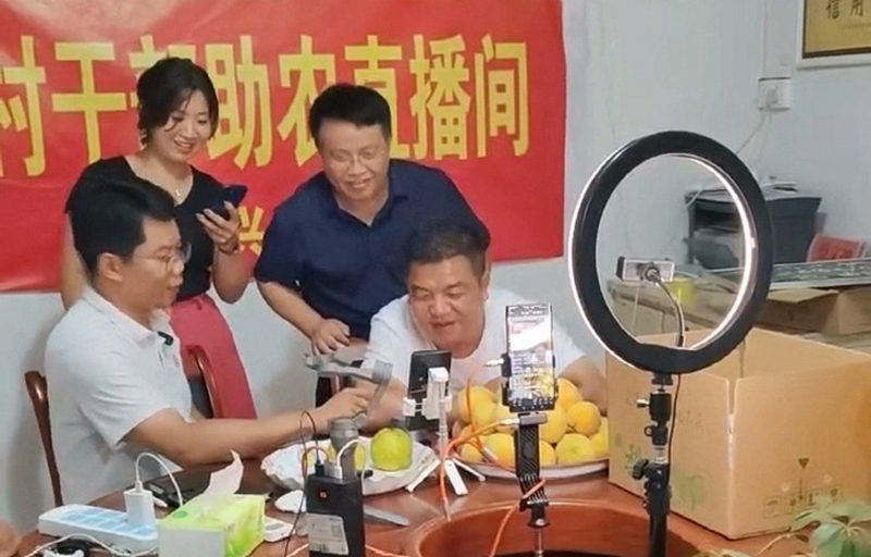 手机变农具！贵州师范大学驻村书记直播带货把农产品卖向全国(图2)