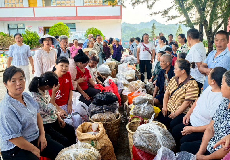 手机变农具！贵州师范大学驻村书记直播带货把农产品卖向全国(图3)