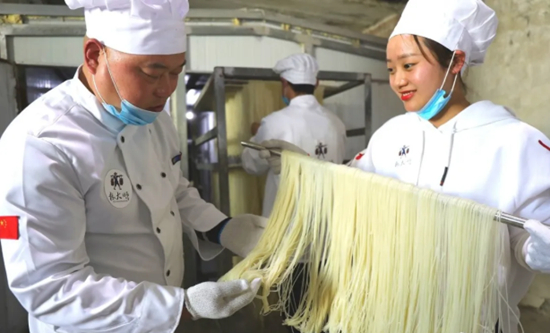 农民走上互联网短视频直播平台让优质农产品走向全国各地