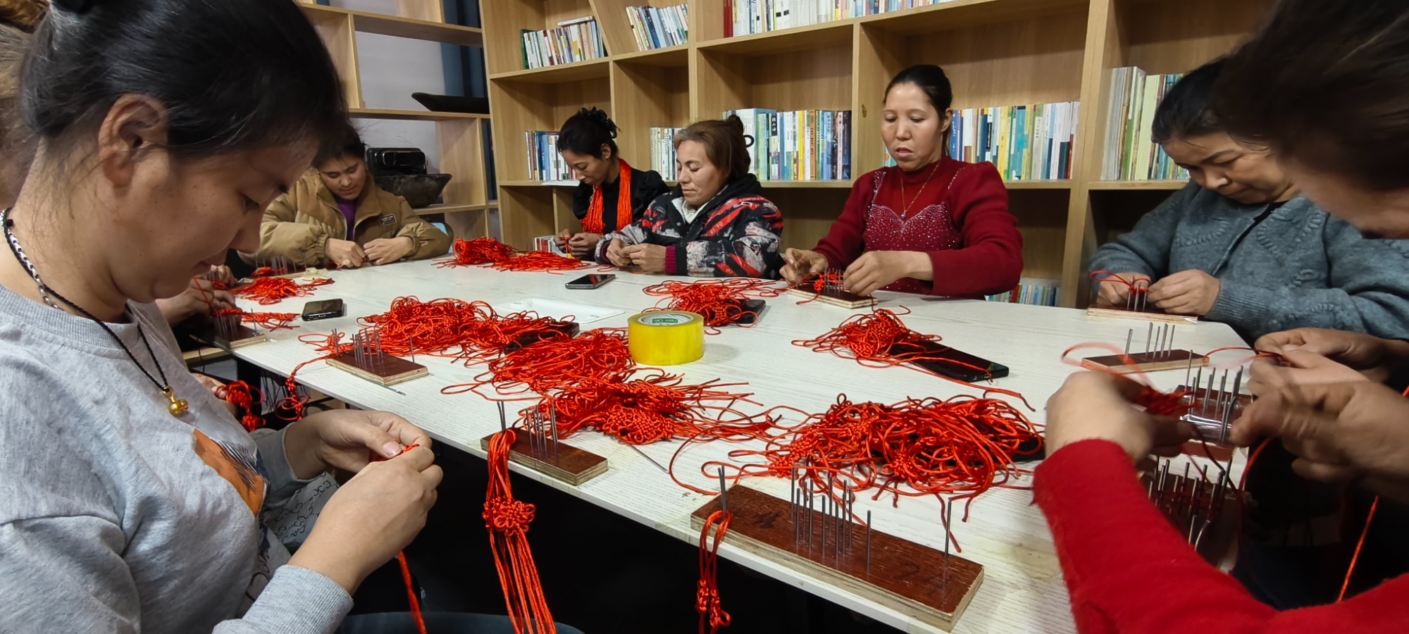 金华援疆助温宿妇女“结”出致富花(图1)