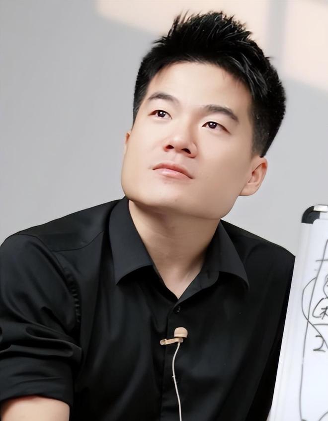 没有对比就没伤害！董宇辉麻黄鸡争议再起央媒言辞犀利字字珠玑(图4)