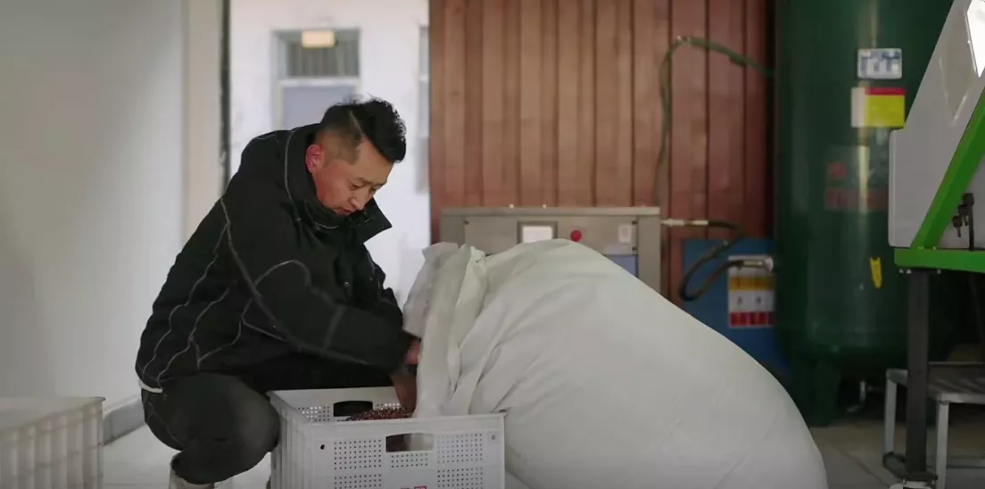 小红书助农直播四川站开播 赵露思一场售出82万单农产品(图2)