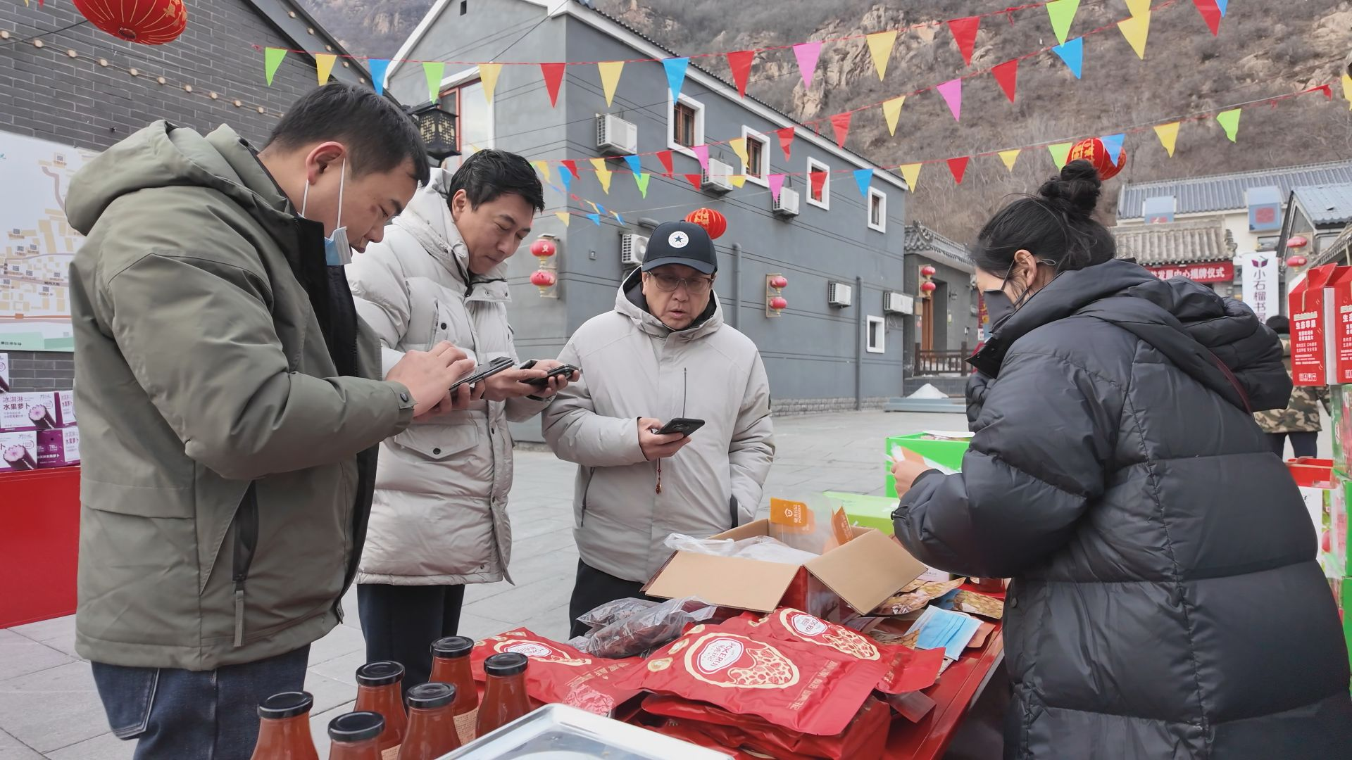 河北涞水：农产直播焕生机 古村大集藏温情