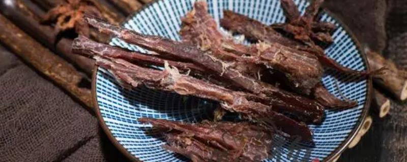 内蒙古包头的特产有风干牛肉、马奶酒等