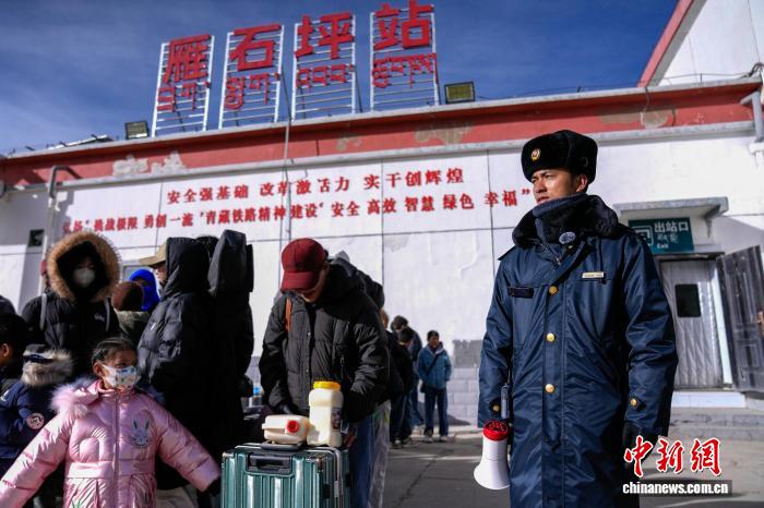 新春见闻）中国海拔最高铁路客运站首迎春运