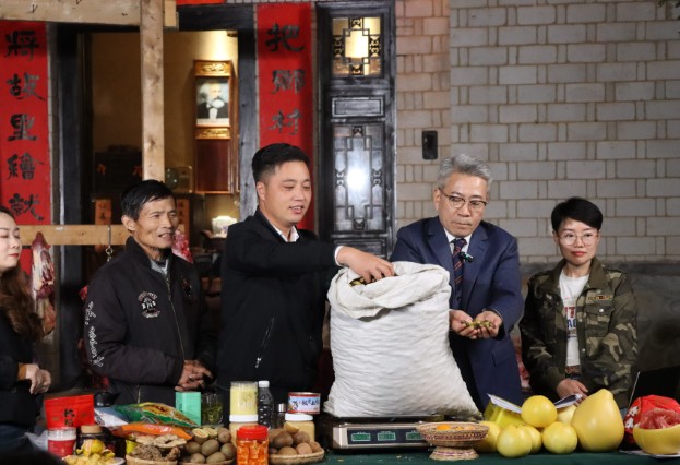 一屏通山海 云端富山乡燕儿谷云集市点亮黄冈山货出山新春图景