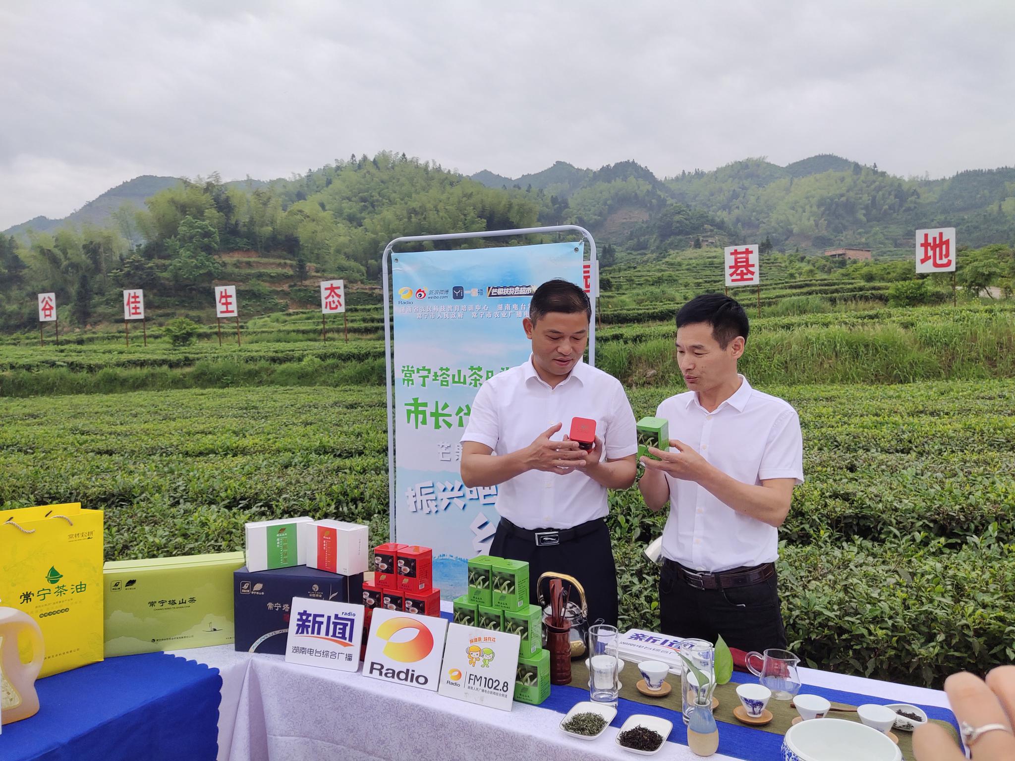 在南阳非洲媳妇直播间里忙带货（新春走基层）