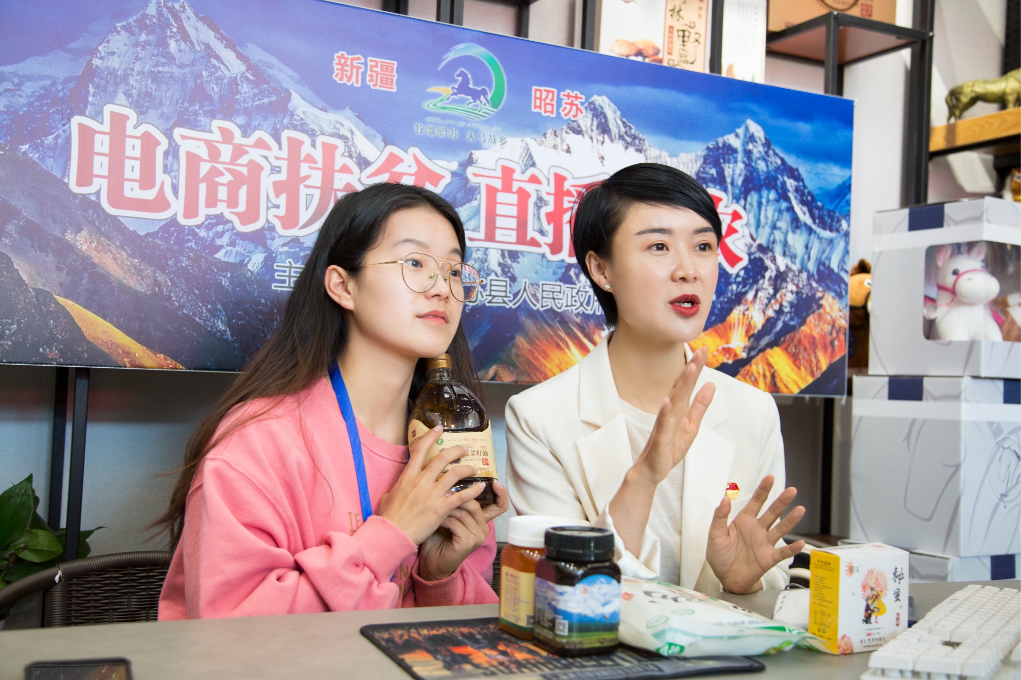 以一身热爱让世界看见家乡——追记贺娇龙(图3)