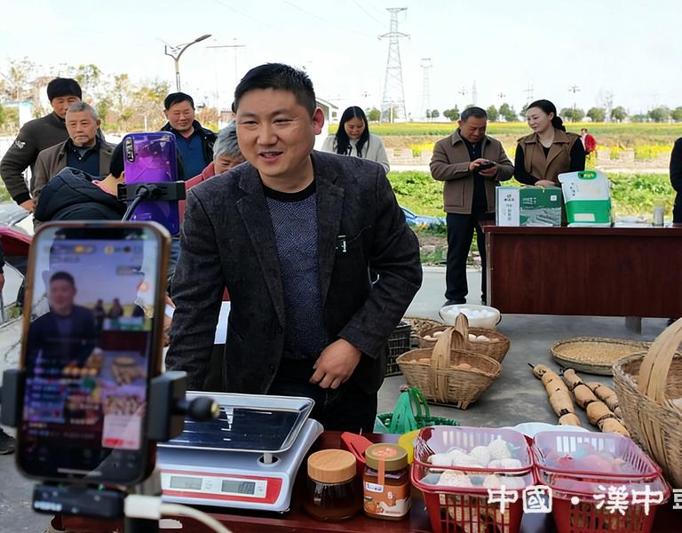 南郑电商直播助力农产品“云”上生金(图1)