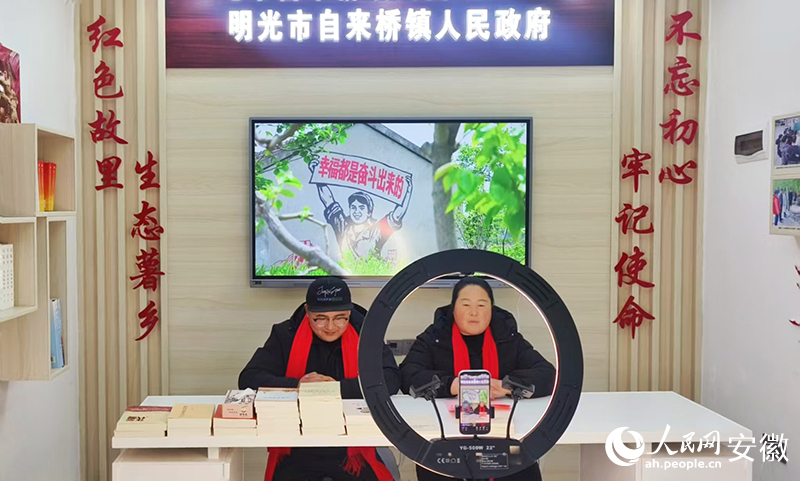 “明”星主播 “光”耀乡村丨“村官主播”打开乡亲“致富门”(图1)