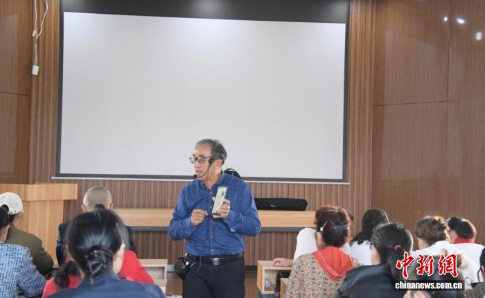 湖南东安银发族“触网”当主播 “新农活”干出新花样(图2)