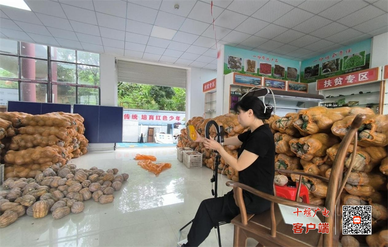 武当山特区：孵化基地助农带货直播 助力小企业大丰收(图2)