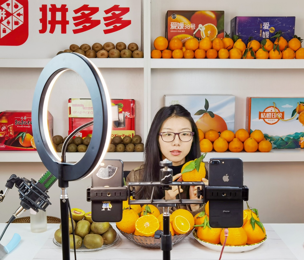 AI图片丨主播助农特产品俏销出山