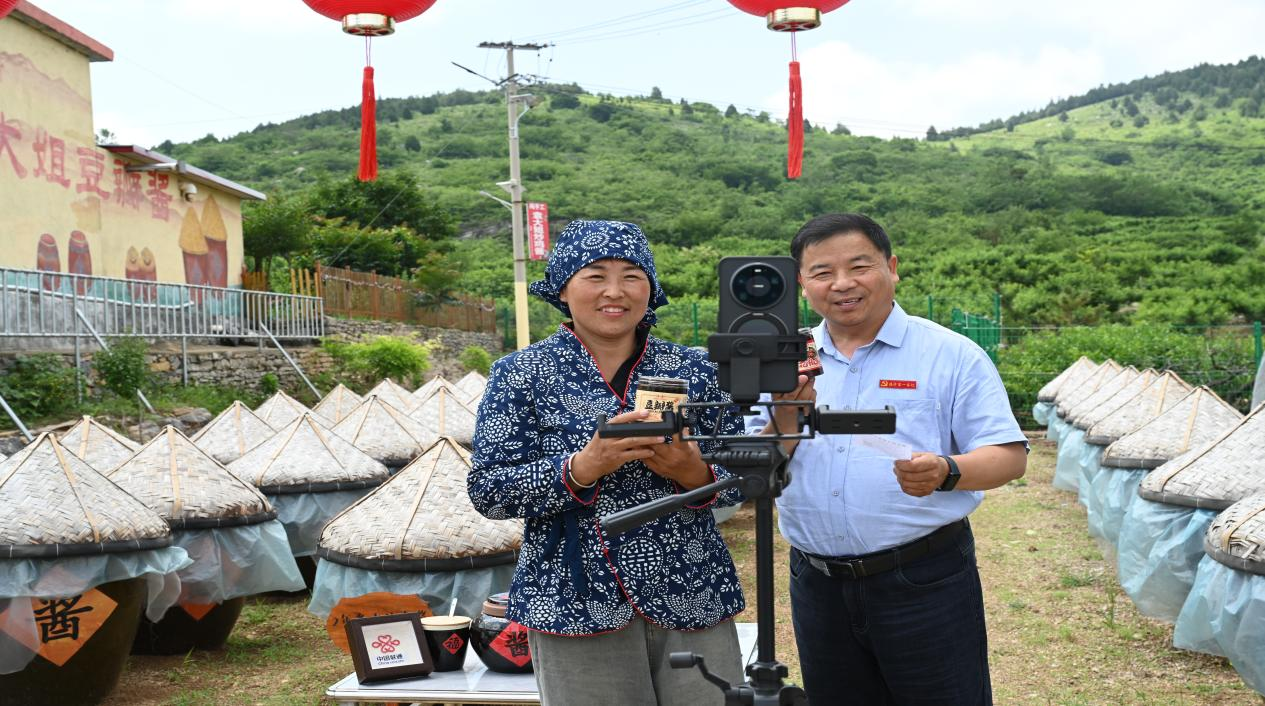 联通驻村书记“芒”力助农直播 赋能非遗好物出山