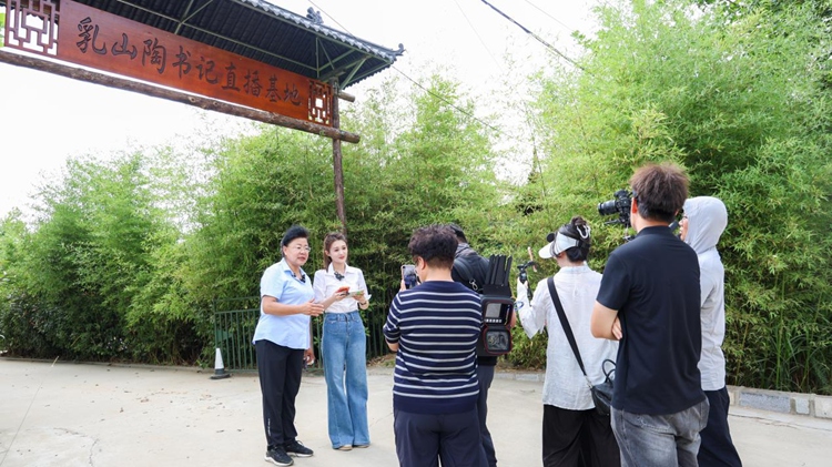 直播网红村丨手机成了“新农具”山东威海市兴塂新村“播”出一条振兴路