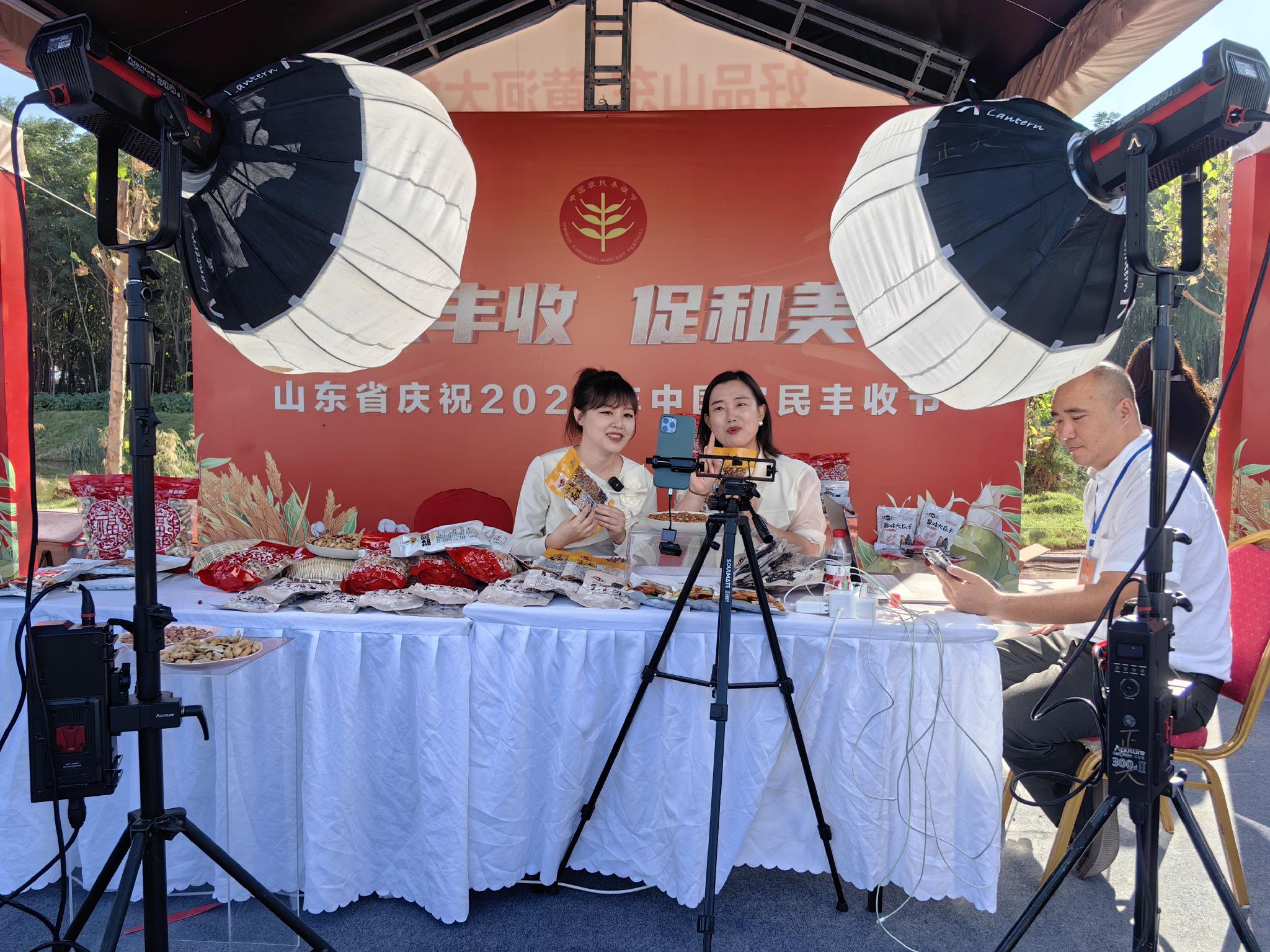 泸州古蔺：直播助农拓销路 同心聚力绘就乡村振兴新图景(图1)
